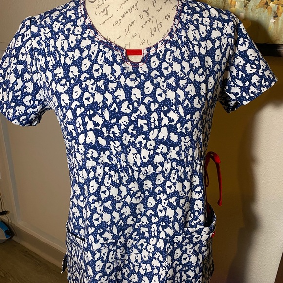 Used Cherokee women’s scrub top. Great condition. Very comfortable. Size XXS - Picture 1 of 5